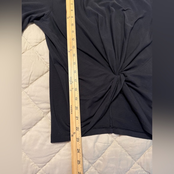 Lululemon Crescent T-Shirt Black Knot Front Cropped Pima Cotton Size 8 - Picture 7 of 8